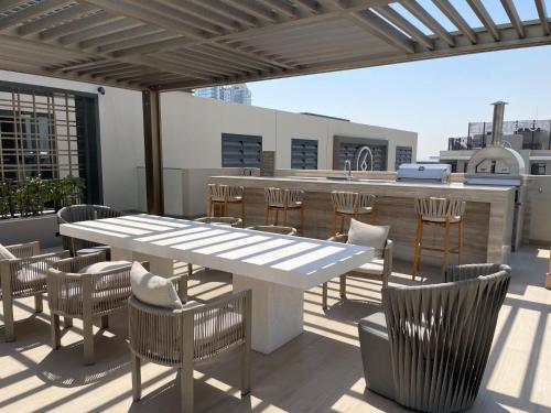 Luxurious 1BDR apartment in MBR City - image 4