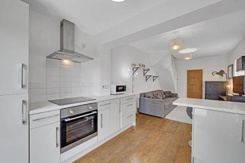 London Home with Garden and Parking near Stratford Station, Londýn