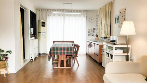 홍대 연남동 루프탑테라스 D'enough House, Seul (zdjęcie 11)