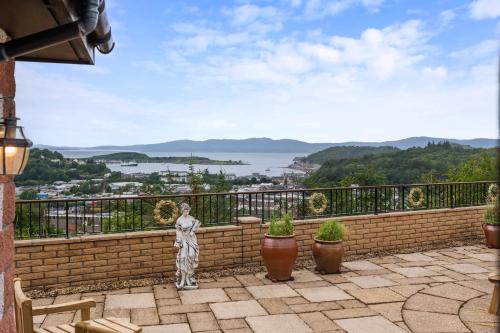 Spacious 4BD Home with Stunning Oban Views in ซอโรบา