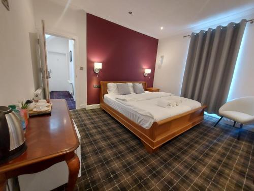 The Cassillis Hotel - Smart Self Check-in Hotel & Bar in Мейбоул