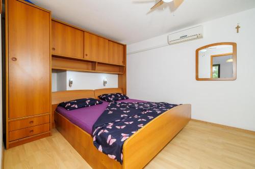 1 queen bed, 1 twin bed, 1 futon bed