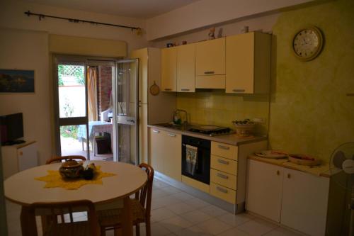 Cocina, Casa Mimosa - Appartamento con giardino a 50 mt dal mare in Furnari