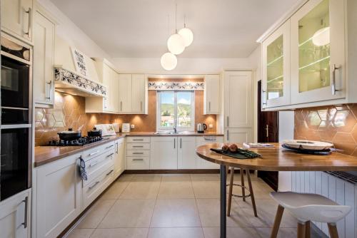 Charming 3 bedroom Villa Nestled Amongst the Orange Groves of Silves, Algarve, Portugal in Santo Estevao