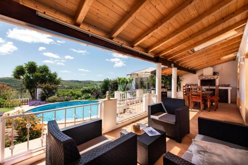 Charming 3 bedroom Villa Nestled Amongst the Orange Groves of Silves, Algarve, Portugal in Santo Estevao