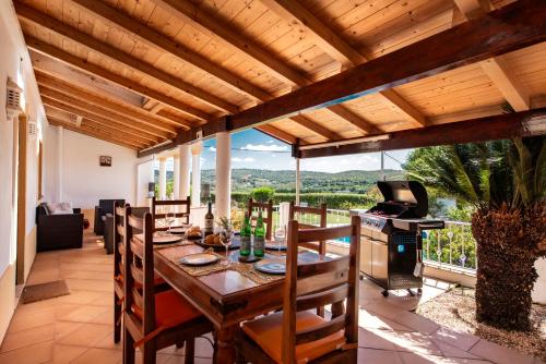 Charming 3 bedroom Villa Nestled Amongst the Orange Groves of Silves, Algarve, Portugal in Santo Estevao