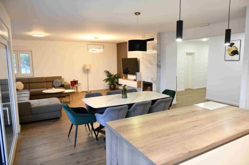 Luxury villa Neptune near Imotski, private pool in Gornji Vinjani