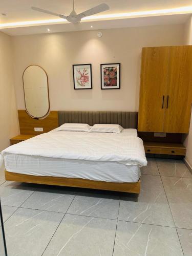 PubliQ Luxury Stays KPHB - صورة 4