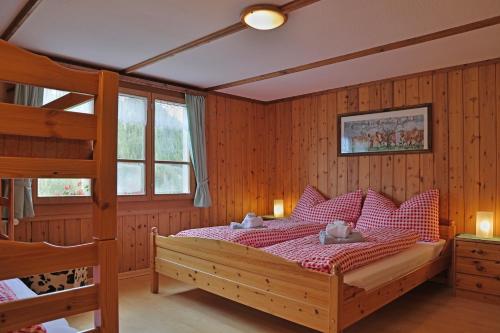 1 queen bed, 2 bunk beds