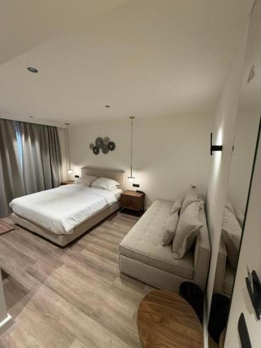 1 king bed, 1 sofa bed