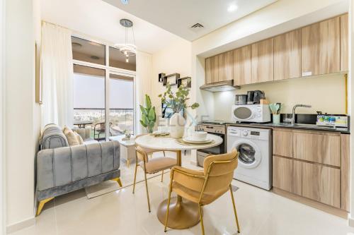Conveniently Located Minutes from Dubai Hills Mall, Park, Golf Club, and Essential City Landmarks 1BR with Premium Facilities, Damac Hills Golf Vita A, Damac Hills 1 by Deluxe Holiday Homes, Dubaj (zdjęcie 2)