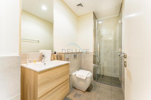 Conveniently Located Minutes from Dubai Hills Mall, Park, Golf Club, and Essential City Landmarks 1BR with Premium Facilities, Damac Hills Golf Vita A, Damac Hills 1 by Deluxe Holiday Homes, Dubaj (zdjęcie 8)