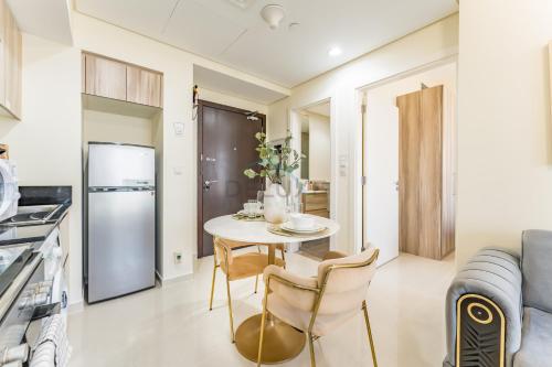 Conveniently Located Minutes from Dubai Hills Mall, Park, Golf Club, and Essential City Landmarks 1BR with Premium Facilities, Damac Hills Golf Vita A, Damac Hills 1 by Deluxe Holiday Homes, Dubaj (zdjęcie 3)