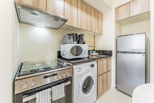 Conveniently Located Minutes from Dubai Hills Mall, Park, Golf Club, and Essential City Landmarks 1BR with Premium Facilities, Damac Hills Golf Vita A, Damac Hills 1 by Deluxe Holiday Homes, Dubaj (zdjęcie 4)