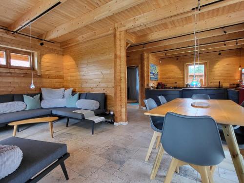 Chalet Seeblick 21 by Interhome in 大克里斯