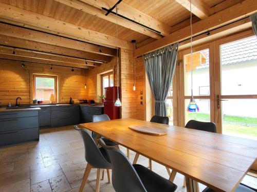 Chalet Seeblick 21 by Interhome in 大克里斯