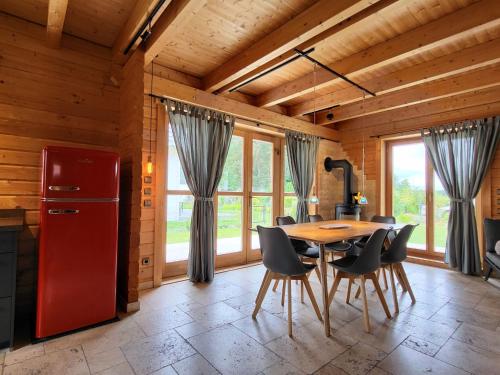 Chalet Seeblick 21 by Interhome in 大克里斯