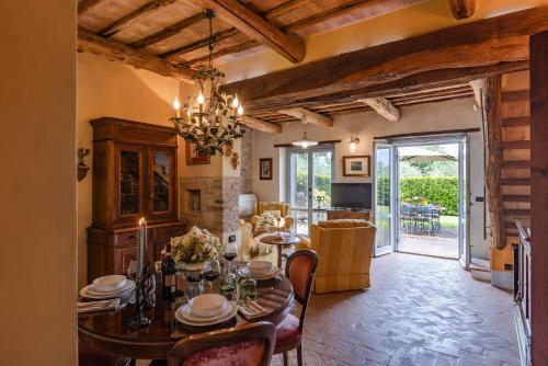 บริการและสิ่งอำนวยความสะดวก, VILLA APEROLLI 4, Emma Villas in ใจกลางเมืองโตดิ