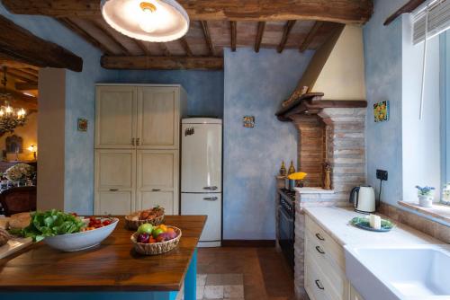 บริการและสิ่งอำนวยความสะดวก, VILLA APEROLLI 4, Emma Villas in ใจกลางเมืองโตดิ