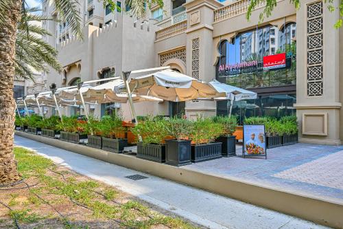 The Palm Jumeirah Shoreline Living l 3BR Elegant Resort Style Entire Home l Beach Access, Dubai