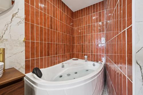 Lavie Maison 7th AC Hot Tub