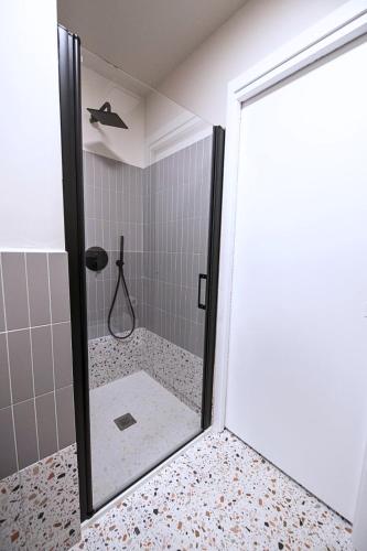 Душ, Montebello Living in Анкона