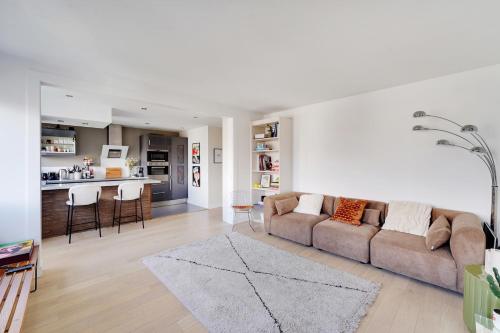 Eiffel Tower View - Charming Artist Apartment - GetHosted, Paris (photo 3)