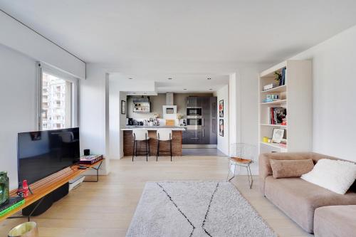Eiffel Tower View - Charming Artist Apartment - GetHosted, Paris (photo 2)