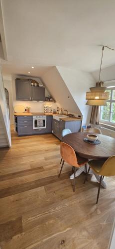 Amrum Lounge - Stilvolle Ferienwohnung mit Gartenidylle, Nebel