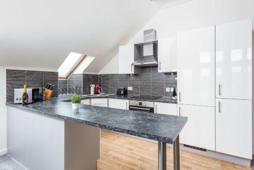 廚房, The Portland Penthouse - Donnini Apartments in 特倫