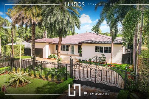 TropiCasa Paradise Near Beach-Downtown with Heated pool Mini Golf & BBQ L22 in Miami, USA