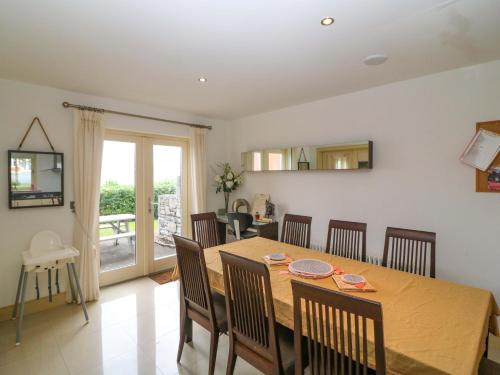 Exterior view, 25 Ring of Kerry Golf Club Cottages in Ring of Kerry