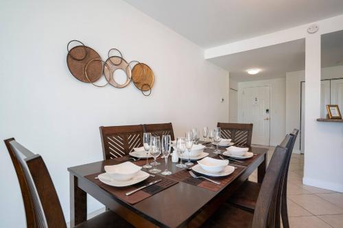 Large Apt, Parking, Split King Bed, Washer & Dryer