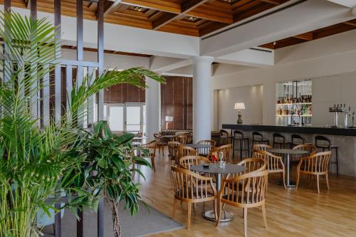 Pub/salon, Golden Coast Beach Hotel in Protaras