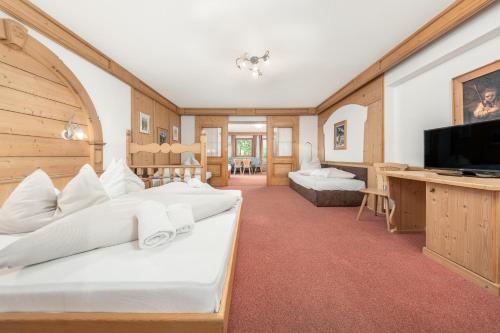 1 queen bed, 2 twin beds, 2 sofa beds