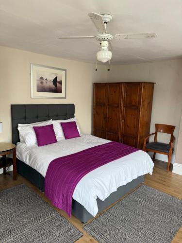 1 queen bed, 1 twin bed