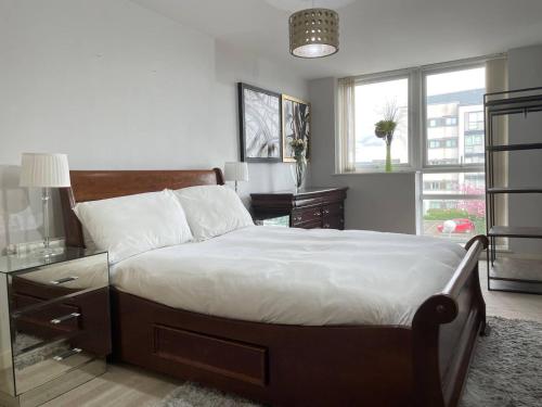 Spacious, smart apartment near City Centre and Coop Arena Free parking, Manchester (Foto 8)