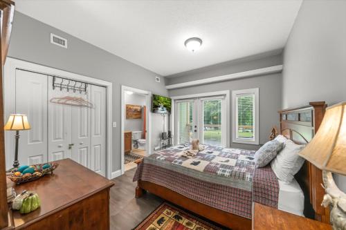 Experience a perfect vacation escape at Midtown Bears Den in Gatlinburg, USA