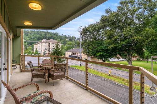 Midtown Bears Den Downtown Gatlinburg Awaits - main image