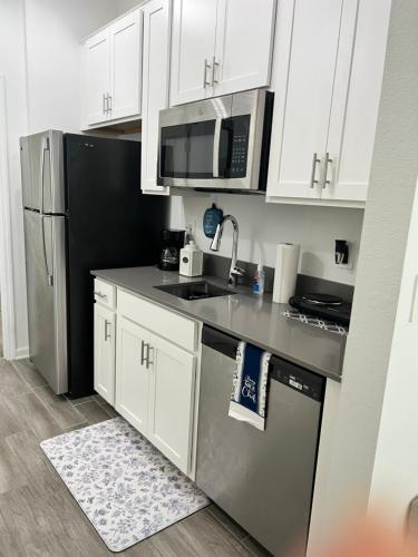 Mother in law suite private entrance washer and dryer in unit in โฮเวย์ อิน เดอะ ฮิลส์ (FL)