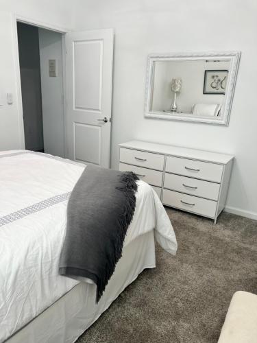 Mother in law suite private entrance washer and dryer in unit in โฮเวย์ อิน เดอะ ฮิลส์ (FL)