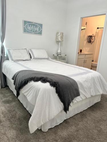 Mother in law suite private entrance washer and dryer in unit in โฮเวย์ อิน เดอะ ฮิลส์ (FL)