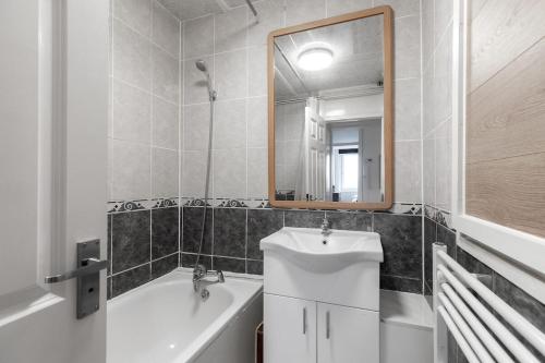 Superb' 2BR with Panoramic view near Marble Arch! - image 11