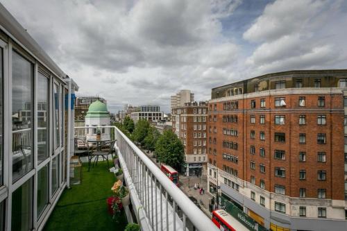 Lovely & Cosy 2BR 2Bath 'Penthouse' Steps to Hyde P, Londyn