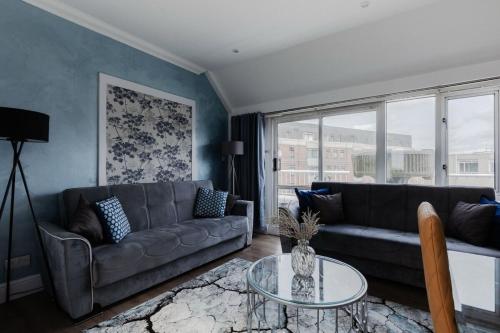 Lovely & Cosy 2BR 2Bath 'Penthouse' Steps to Hyde P - image 3