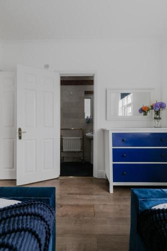 Lovely & Cosy 2BR 2Bath 'Penthouse' Steps to Hyde P - image 12