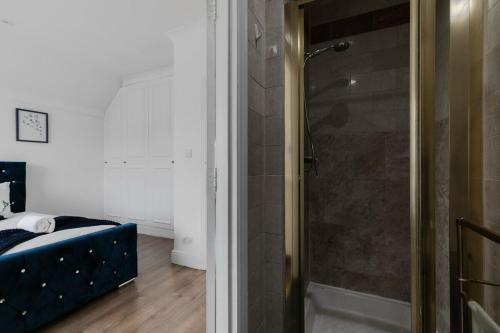 Lovely & Cosy 2BR 2Bath 'Penthouse' Steps to Hyde P - image 14