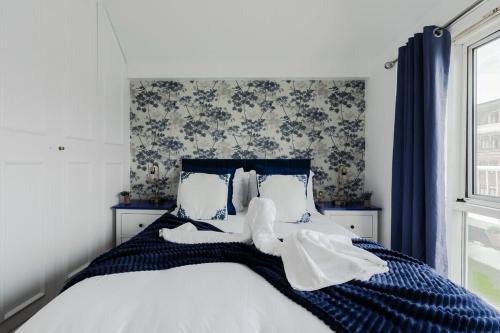 Lovely & Cosy 2BR 2Bath 'Penthouse' Steps to Hyde P - image 8