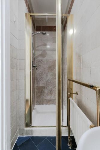 Lovely & Cosy 2BR 2Bath 'Penthouse' Steps to Hyde P - image 2