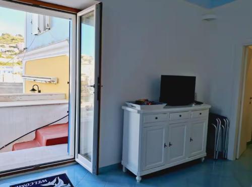 ห้องส่วนกลางสำหรับนั่งเล่น/ดูทีวี, Tiber Domus Ponza in ปอนซา อิสลันด์